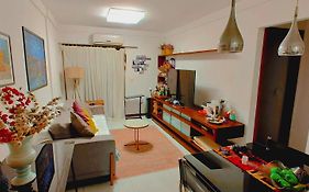 Quarto e banheiro privativos com garagem fechada em apartamento aconchegante em Jardim da Penha